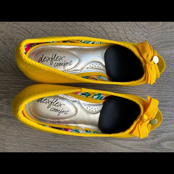 Yellow wedges w bow tie and ornament - Picture 3 of 6